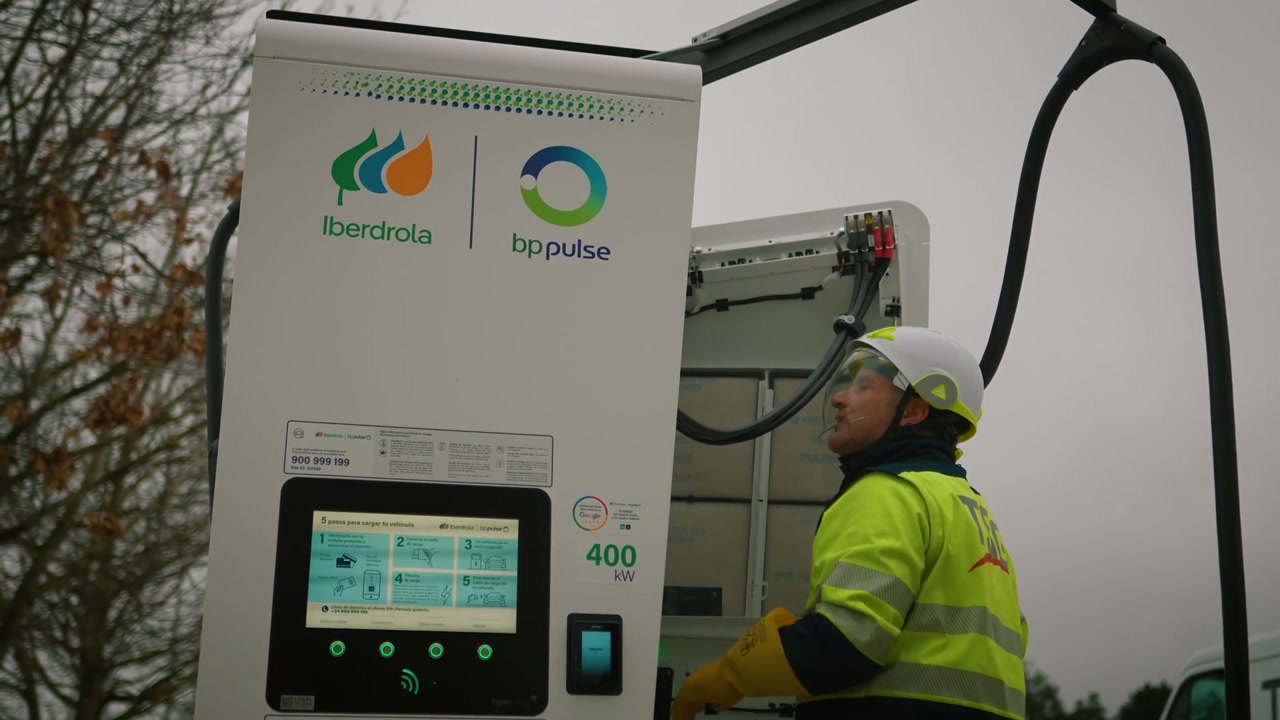 Infraestructura de recarga de Iberdrola y bp pulse en una producción para TSG